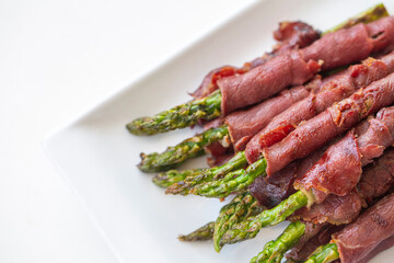 Grilled asparagus with bacon (Turkish name; Pastirmali kuskonmaz ızgara)