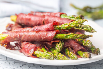 Grilled asparagus with bacon (Turkish name; Pastirmali kuskonmaz ızgara)