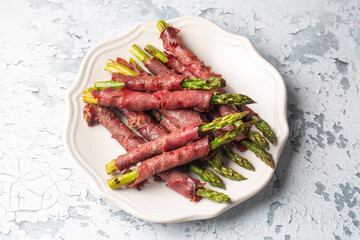 Grilled asparagus with bacon (Turkish name; Pastirmali kuskonmaz ızgara)