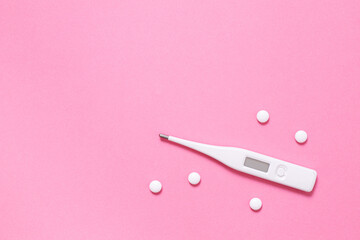 薬と体温計　ピルなどの避妊薬　ピンク背景