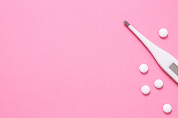 薬と体温計　ピルなどの避妊薬　ピンク背景 - obrazy, fototapety, plakaty