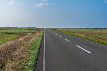 地平線まで続く直線道路  北海道猿払村 エヌサカ線