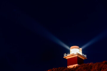 夜空に伸びる灯台のビーム  北海道稚内市