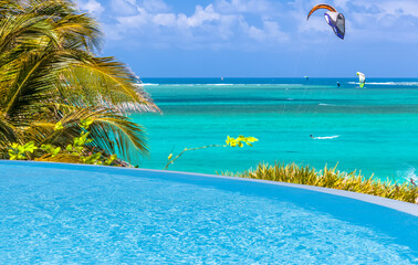 Piscine bleue avec vue sur lagon paradisiaque 