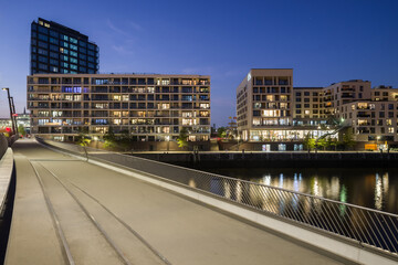 Obraz premium Auf der Baakenhafenbrücke Hamburg am Abend