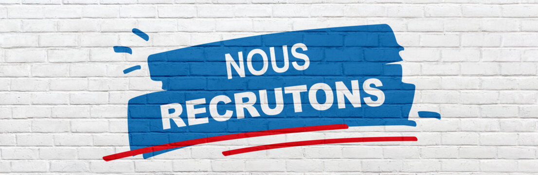 TEXTE NOUS RECRUTONS SUR MUR EN BRIQUES BLANCHES