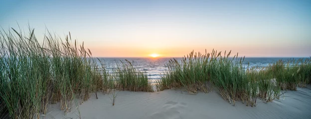 Foto auf Glas Wunderschönes Sonnenuntergangspanorama am Dünenstrand © eyetronic