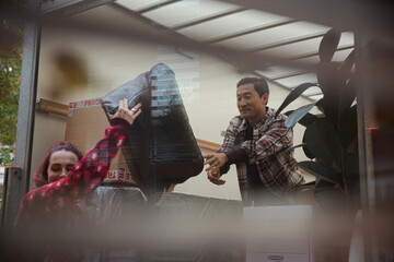 Naklejka premium Friends moving, unloading moving van