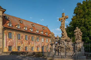 Bamberg, Außenfassade des Altes Rathauses mit Kreuzigungsgruppe an der Oberen Brücke im...
