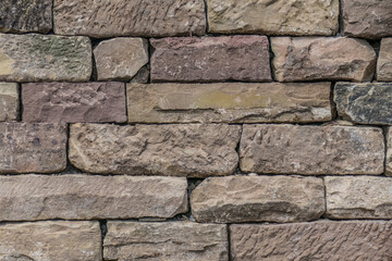 Neu erbaute Trockenmauer aus Sandsteinen