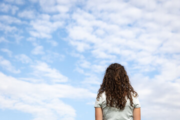 Obraz premium Young woman looking at the sky