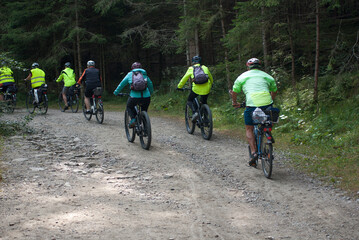 gruppo di ciclisti pedalano nel sentiero di montagna