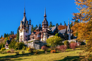 Fototapeta na wymiar Peles castle in autumn in Sinaia, Romania