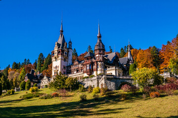 Fototapeta na wymiar Peles castle in autumn in Sinaia, Romania