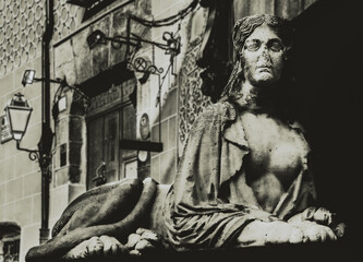 Escultura de efigie oculta en Segovia.