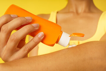 girl protect herself with sunscream from uv ray of the sun