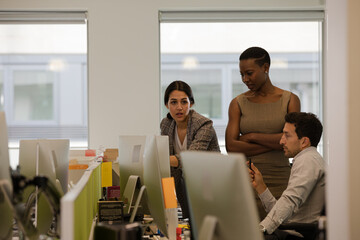 Obraz premium Business people brainstorming in open plan office
