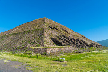Panoramic side view of the Pyramid of the Sun in Teotihuacán, Mexico