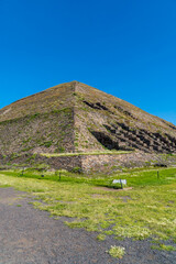 Fototapeta na wymiar Vertical view of the Pyramid of the Sun in Teotihuacan, Mexico