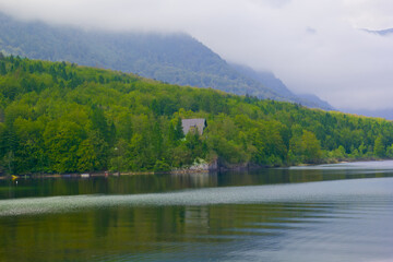Fototapeta na wymiar beautiful scene in lake bohinj in slovenia in autumn