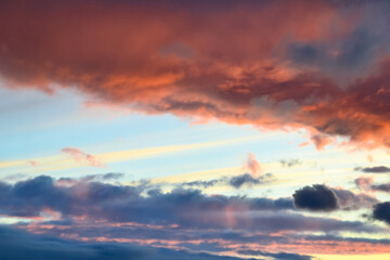 黄昏青とオレンジ、赤と青のまだらな模様の雲が散る夕焼け空時の空