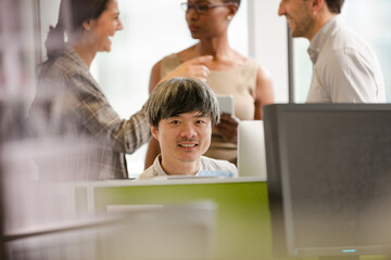 Obraz premium Business people talking in open plan office