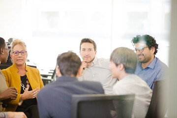 Obraz premium Business people brainstorming in open plan office