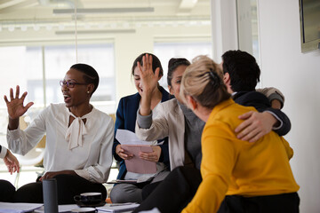 Obraz premium Enthusiastic business people working together in relax zone