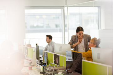 Obraz premium Business people brainstorming in open plan office