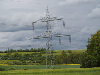 Transport von Elektrizit&auml;t in einer abgelegenen Hochspannungsleitung 