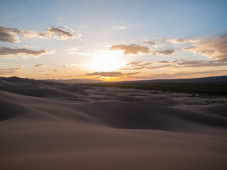 Obraz na płótnie Canvas Sunset over Khongoryn Els sand dunes