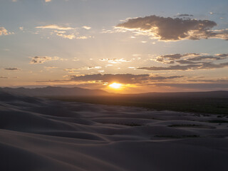 Fototapeta na wymiar Sunset over Khongoryn Els sand dunes