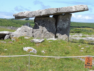 El dolmen de Poulnabrone, Irlanda. Dela época del neolítico.