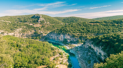 Fototapeta na wymiar Vue des gorges de l'Ardèche près de Vallon Pont d'Arc, site touristique en Ardèche, Sud de la France. 