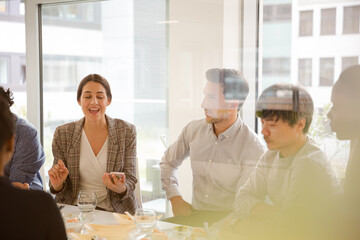 Obraz premium Business people enjoying sushi lunch in conference room