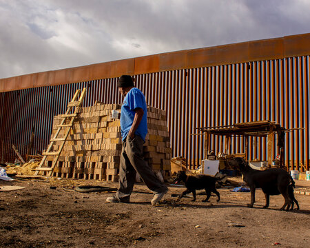 Fotografía hecha en la frontera de Mexicali B.C. México.
Hombre acompañado de sus perros, cuida el trabajo que le da sustento, sus ladrillos. 