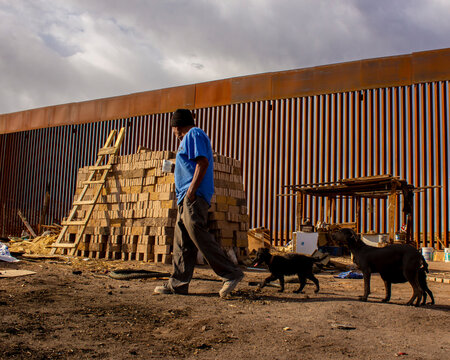 Fotograf&iacute;a hecha en la frontera de Mexicali B.C. M&eacute;xico.
Hombre acompa&ntilde;ado de sus perros, cuida el trabajo que le da sustento, sus ladrillos. 