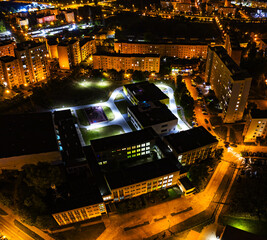 Nocny widok z lotu ptaka, oświetlona Szkoła Podstawowa nr 20 na osiedlu Manhattan, Gorzów Wielkopolski	 - obrazy, fototapety, plakaty