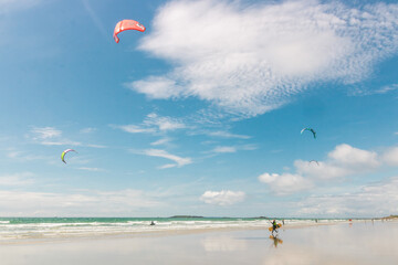 kitesurf sur une plage en bretagne près de quiberon en france