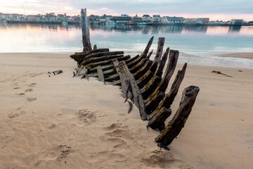 cimetière de bateaux à Plouhinec en Bretagne avec des épaves anciennes en bois