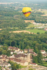 montgolfière au dessus de la ville de voiteur dans le Jura