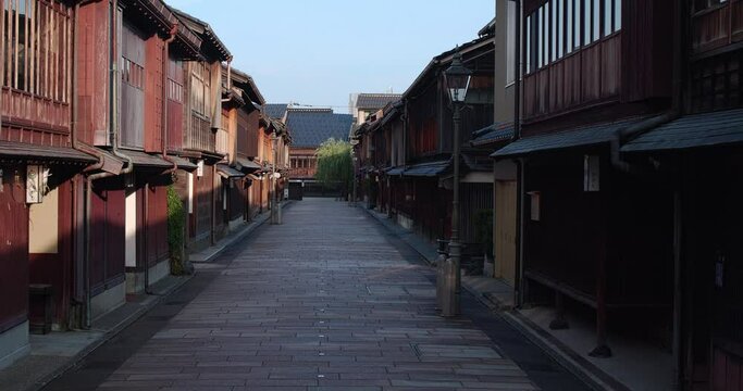金沢 朝のひがし茶屋街 芸者の町屋 (移動撮影) 東茶屋 Higashi Chaya district in the morning. The geisha houses in Kanazawa, Japan. (Moving shooting)