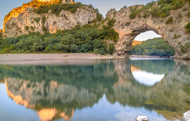 Vue de Vallon Pont d'Arc, site touristique en Ardèche, Sud de la France.	