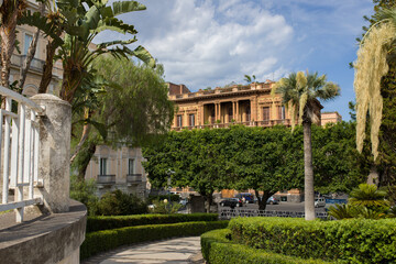 Fototapeta na wymiar widok na fasadę budynku i palmy