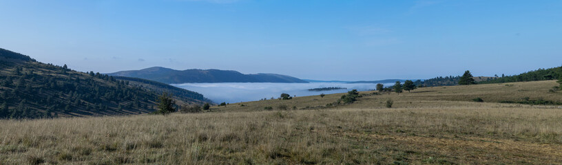 Edredon de nuages sur les gorges du Tarn depuis le Causse de Sauveterre (Lozère, Occitanie, France)