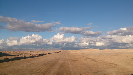 Fototapeta na wymiar Travesía por la pampa desertica del norte de Chile