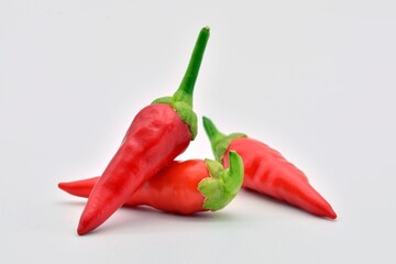 Pimientos rojos picantes aislados sobre fondo blanco 