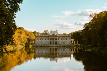 Königlicher Palast im Lazienki Park, Warschau - obrazy, fototapety, plakaty
