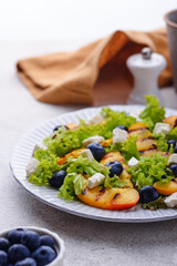 Salad with grilled peach, blueberry and feta
