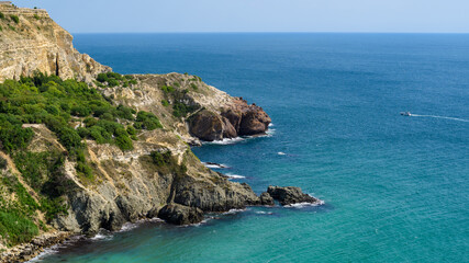 Fototapeta na wymiar Nice view of the rocky coast and the sea on a sunny day.